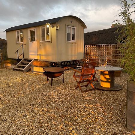 The Shepherd'S Hut Mixbury Bagian luar foto