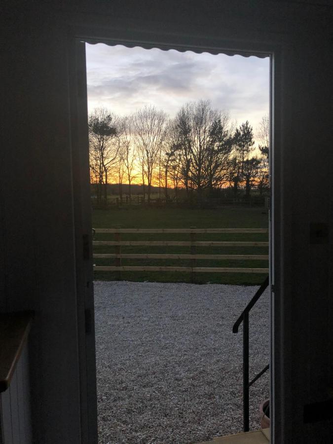 The Shepherd'S Hut Mixbury Bagian luar foto
