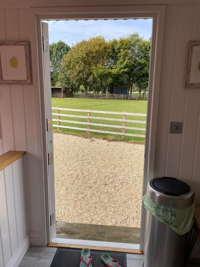 The Shepherd'S Hut Mixbury Bagian luar foto