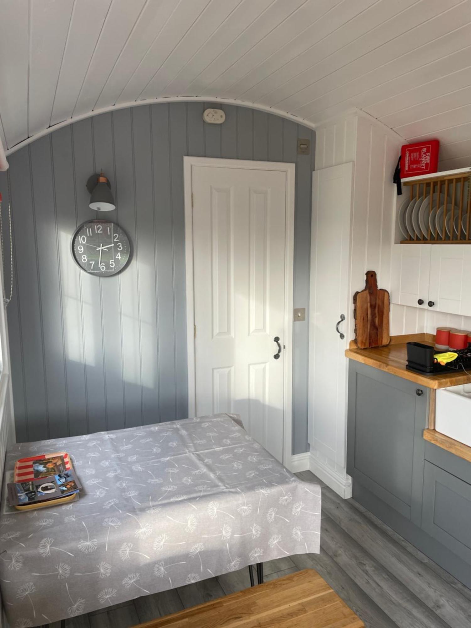 The Shepherd'S Hut Mixbury Bagian luar foto