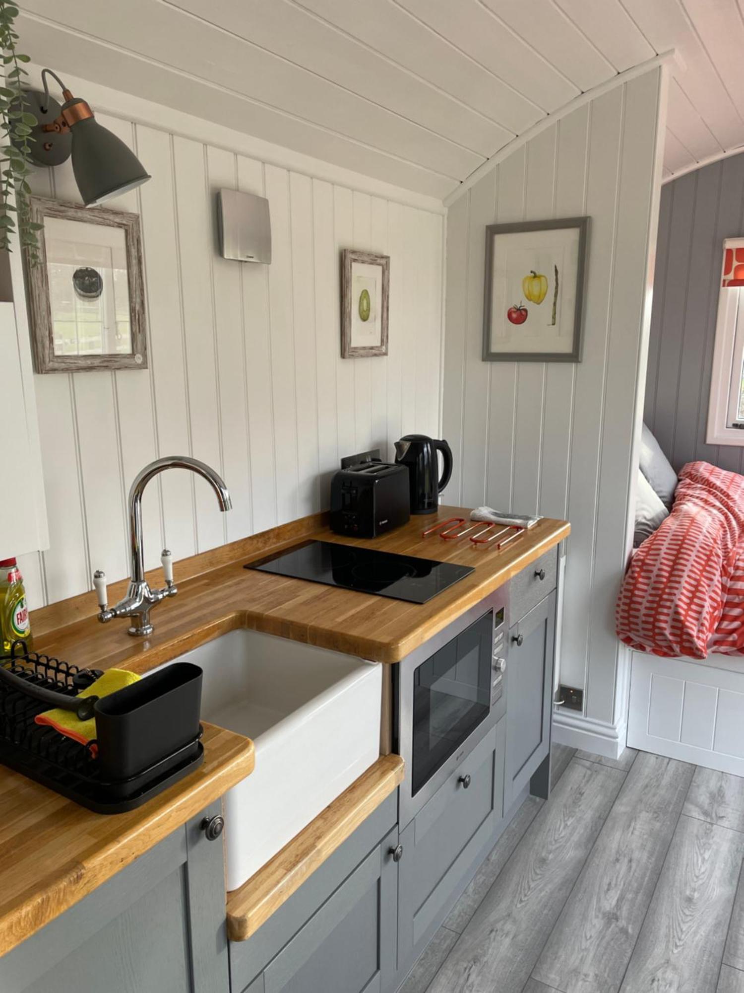 The Shepherd'S Hut Mixbury Bagian luar foto
